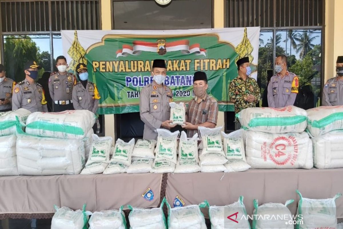 Polres Batang mempercepat pembagian ratusan paket zakat fitrah