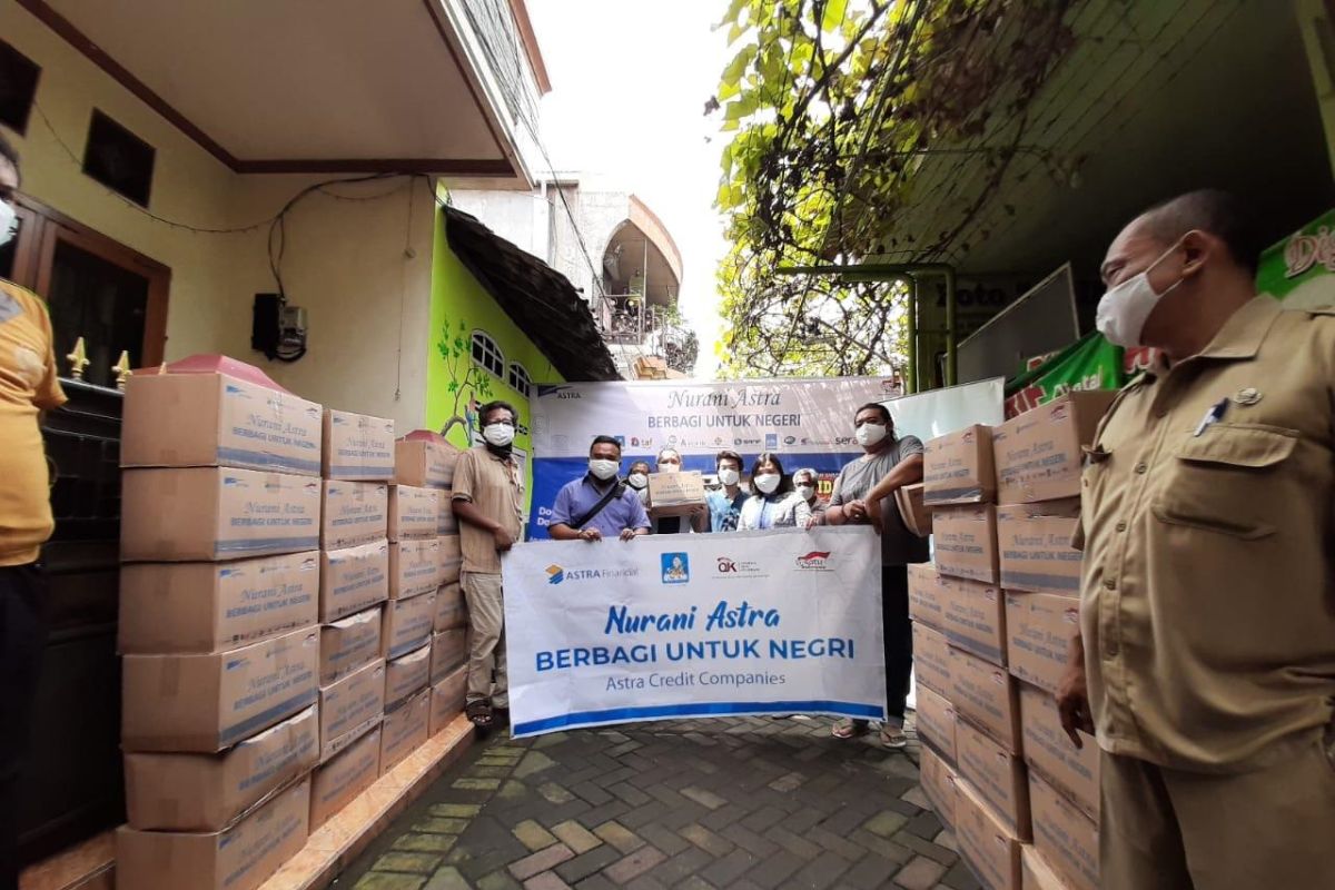 Asuransi Astra Kediri salurkan 125 paket bahan pokok bantu warga di pandemi corona