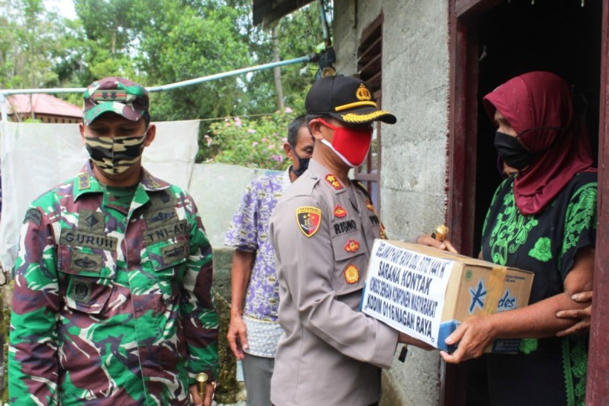 Dandim dan Kapolres Nagan Raya bagikan sembako ke rumah warga