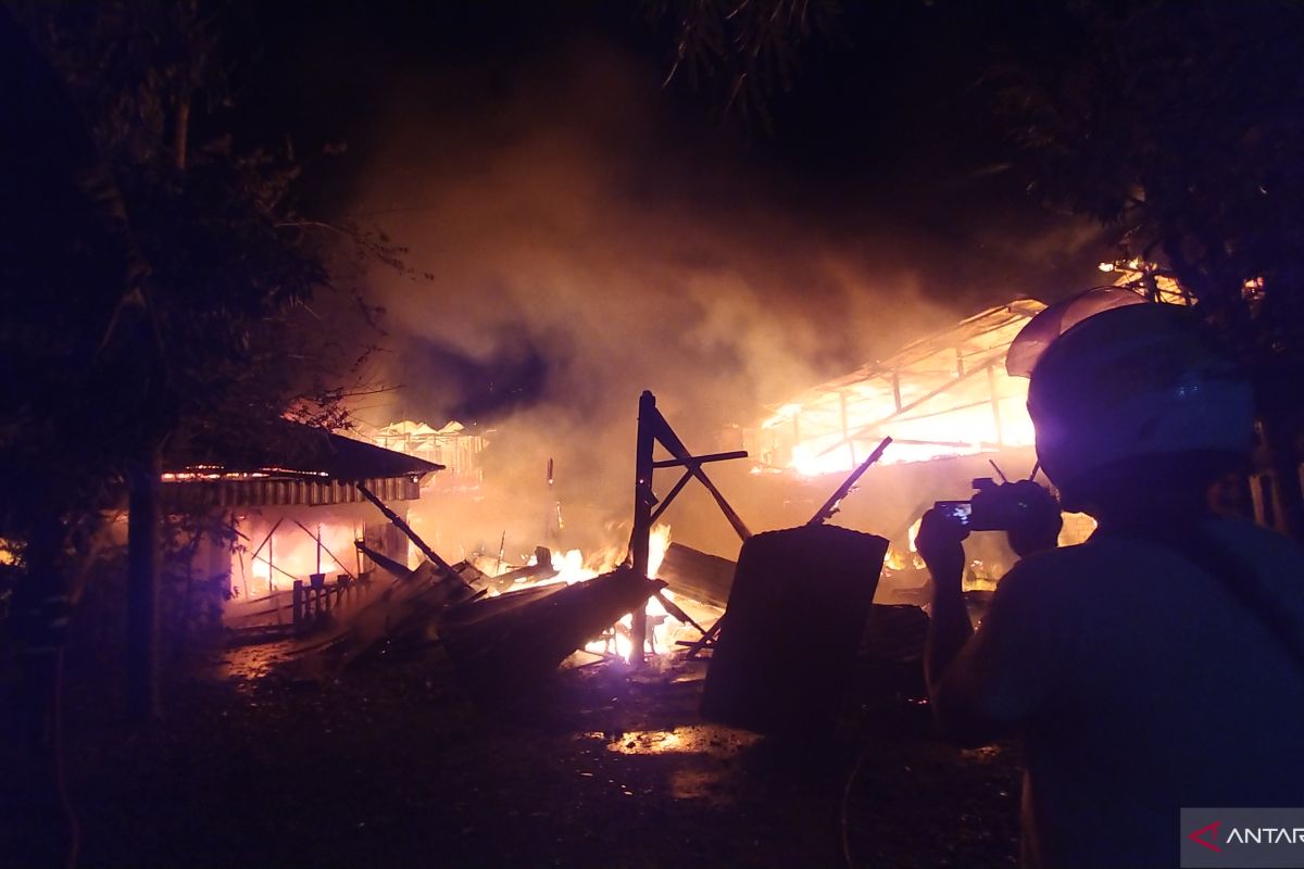 Ditinggal penghuni, empat rumah dilalap si jago merah