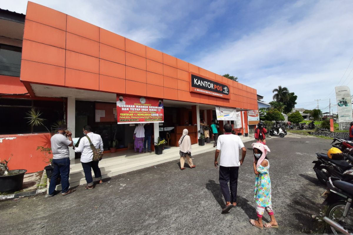 Pengiriman barang di Kantor Pos Tanjungpinang turun