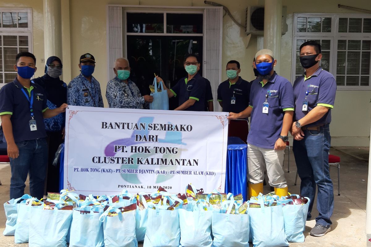 Pabrik karet di Pontianak salurkan bantuan 300 paket sembako