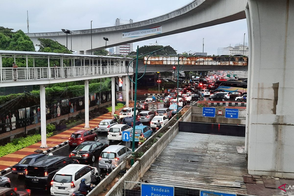 Arus lalu lintas padat di Pancoran dan Mampang