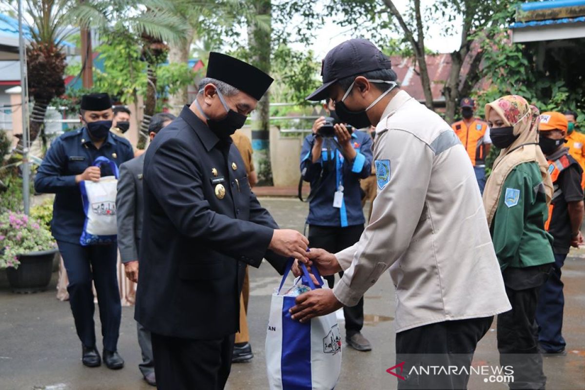 Bupati HSS serahkan 206 paket bingkisan untuk petugas kebersihan