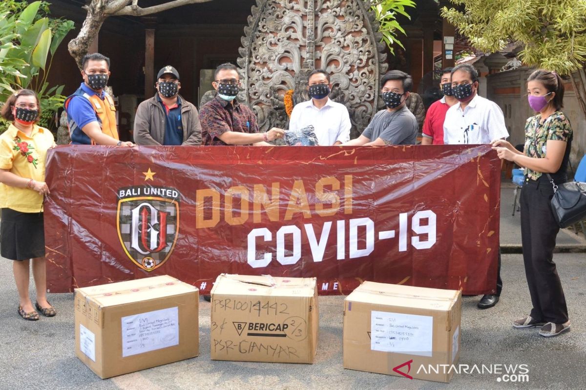 Klub Bali United serahkan bantuan masker ke Pemerintah Kota Denpasar