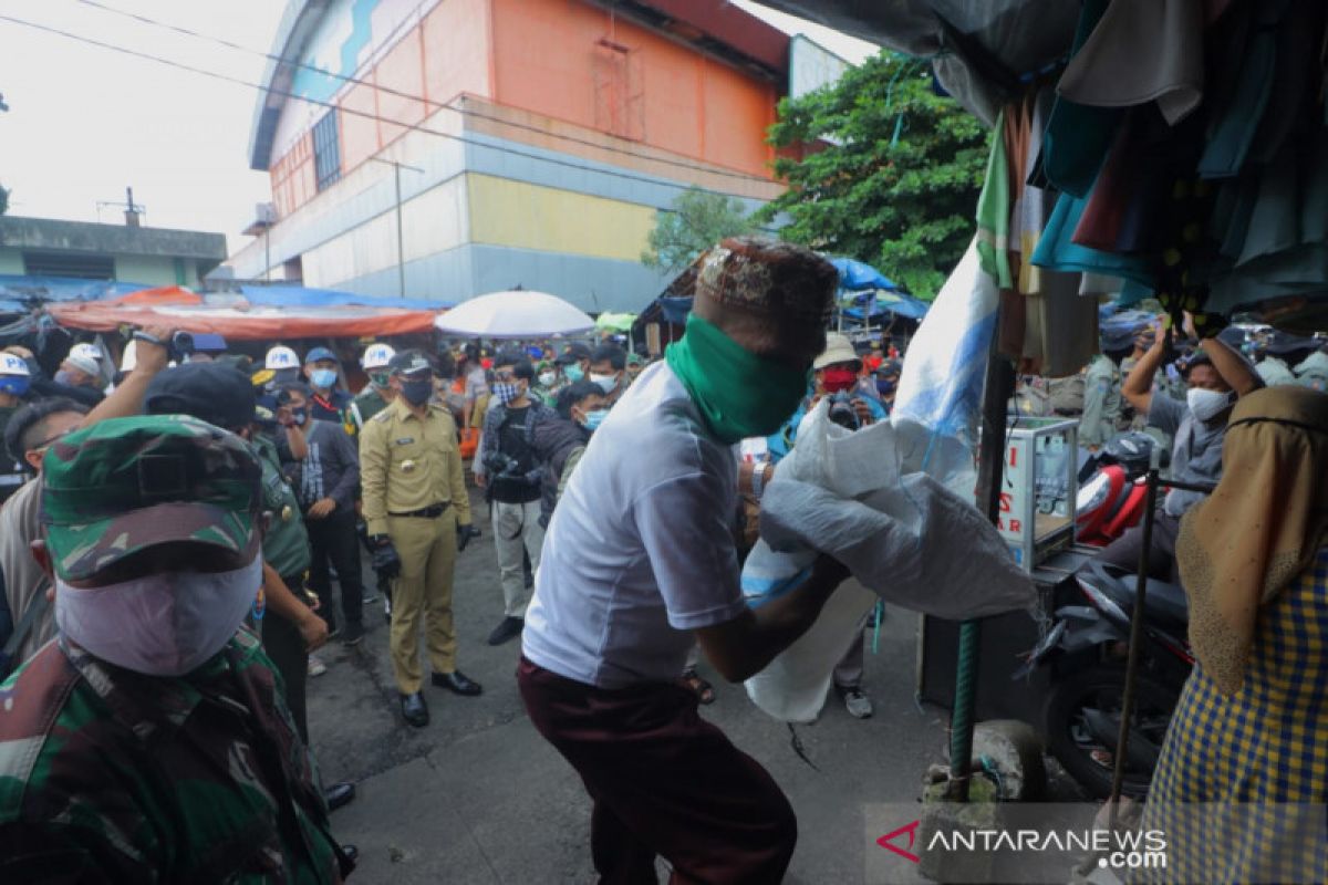 Bima Arya pimpin penertiban pedagang di Pasar Kebon Kembang Kota Bogor