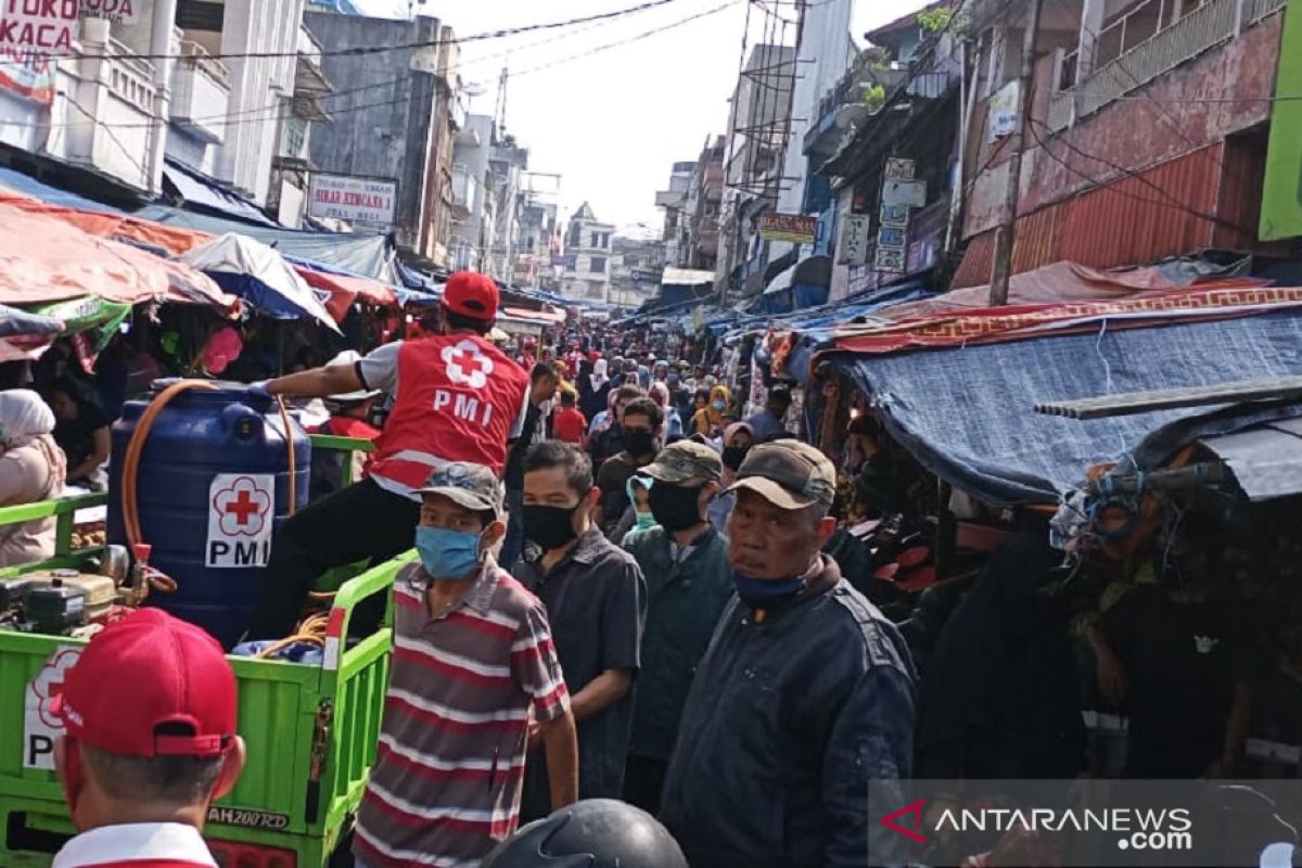Abaikan PSBB,  warga Kota Sukabumi nekat berdesakan dan padati pasar tradisional