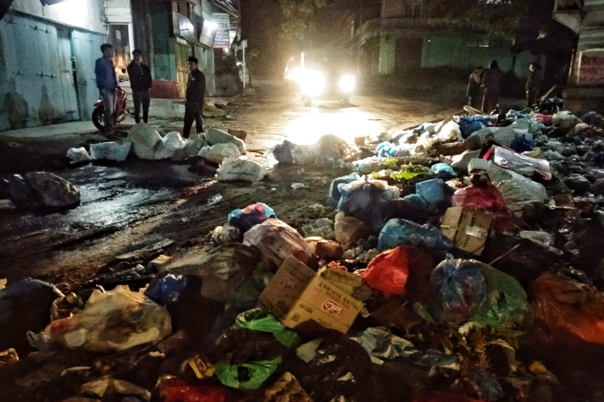 Kesal lama tak diangkut, warga Takengon blokir jalan dengan sampah