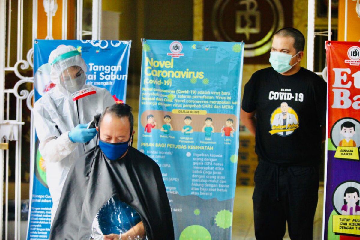 IDI Makassar edukasi warga "cukur" dengan protokol kesehatan COVID-19