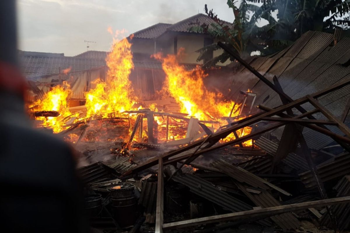 Lapak mebel di Klender hangus terbakar