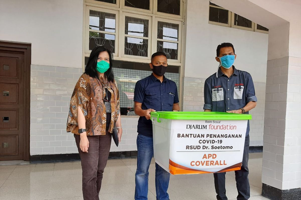 Djarum Foundation salurkan ratusan hazmat pakai ulang ke RSUD Soetomo