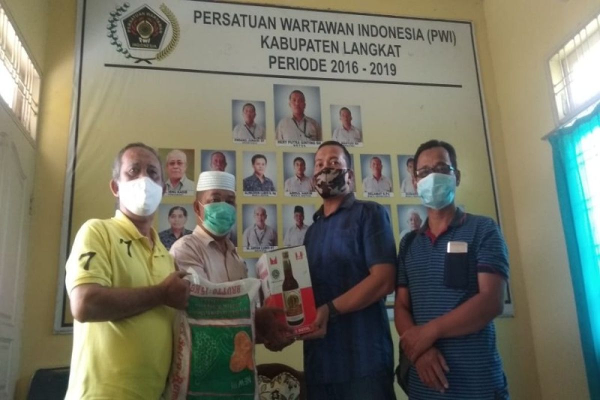 PWI Langkat serahkan sembako dan sirup kepada anggotanya