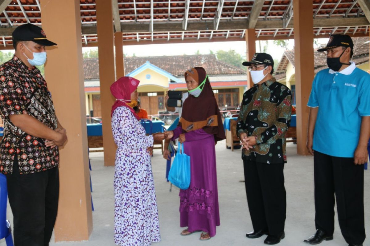 Tercukupi oleh anaknya yang mandiri, Ponikem kembalikan bantuan untuk orang lain