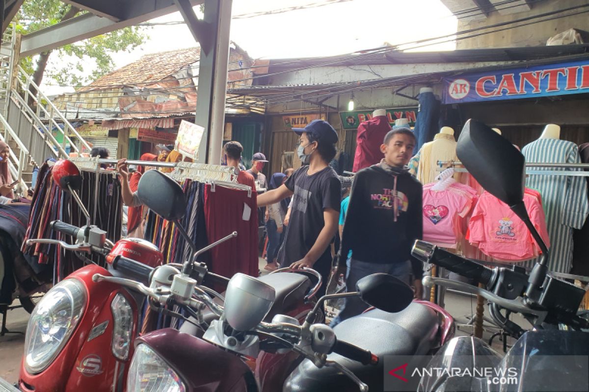 Pasar Tanah Abang tetap ramai sekali meski PSBB