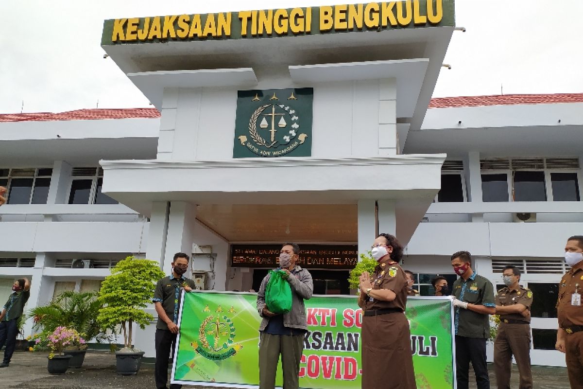 Penggali kubur di Bengkulu dapat bantuan sembako dari Kejati