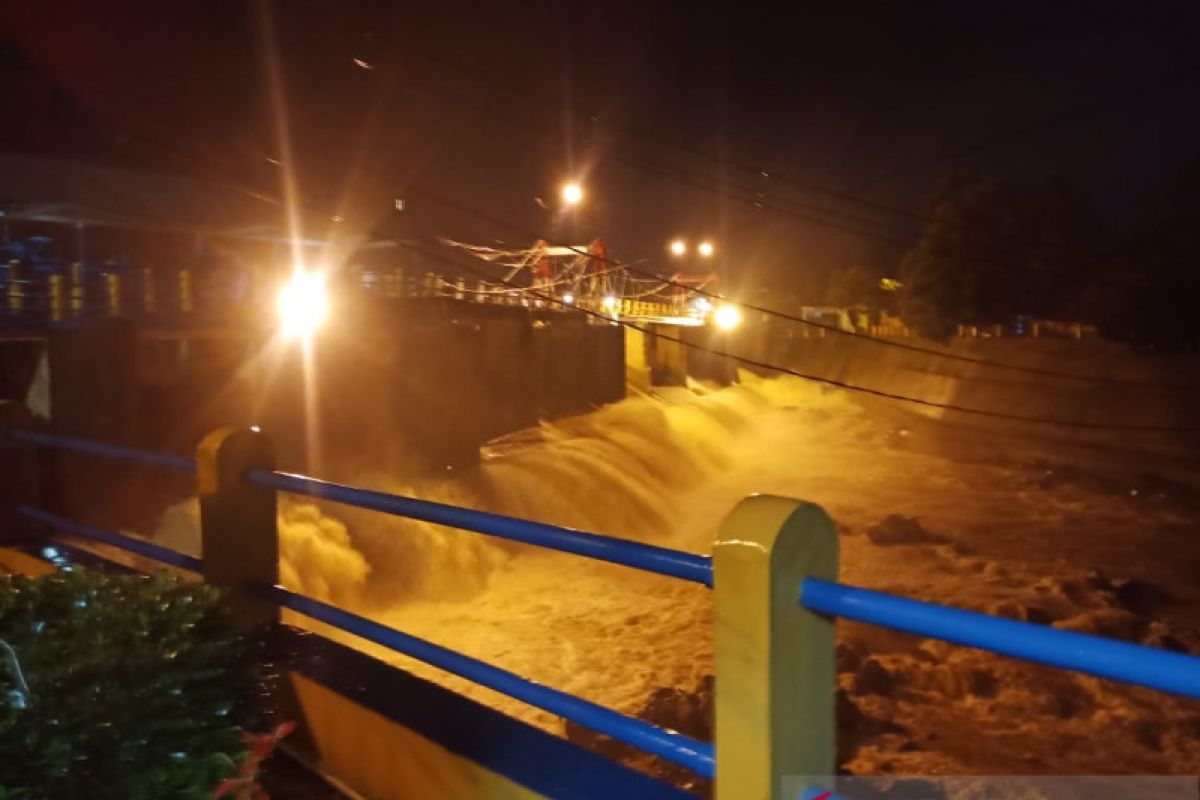 Hujan deras, tinggi muka air di Bendung Katulampa Bogor siaga III