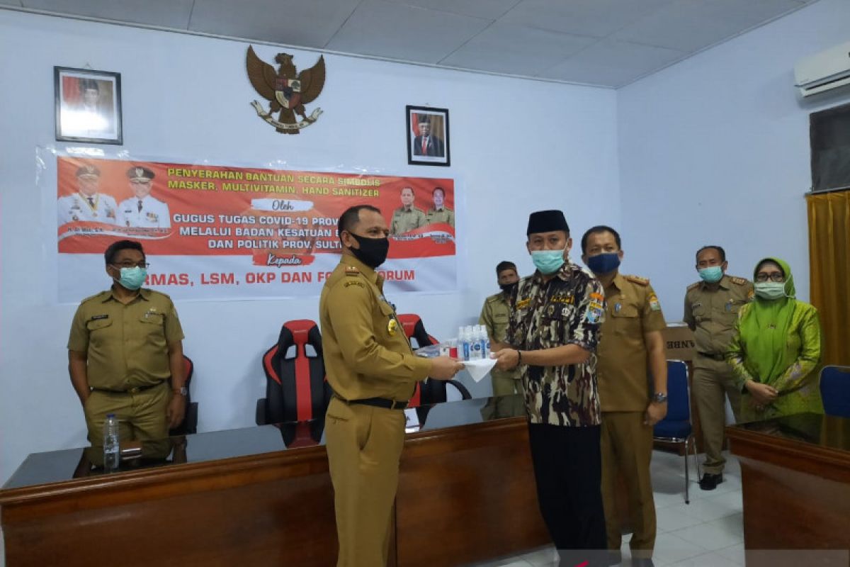 Kesbangpol Sultra serahkan  alat kesehatan kepada LSM dan OKP