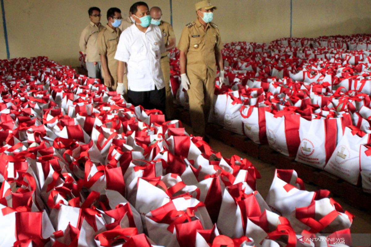 Bulog serahkan 5.000 paket sembako bantuan Presiden kepada Pemkot Kupang