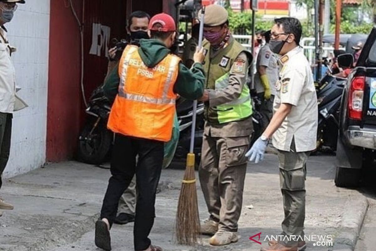 Pelanggar PSBB di Jalan Raya Bogor disanksi sapu trotoar