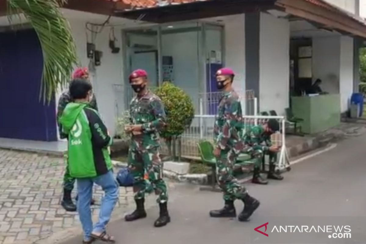 Puluhan anggota TNI jaga ketat tempat isolasi WNI di Asrama Haji Pondok Gede