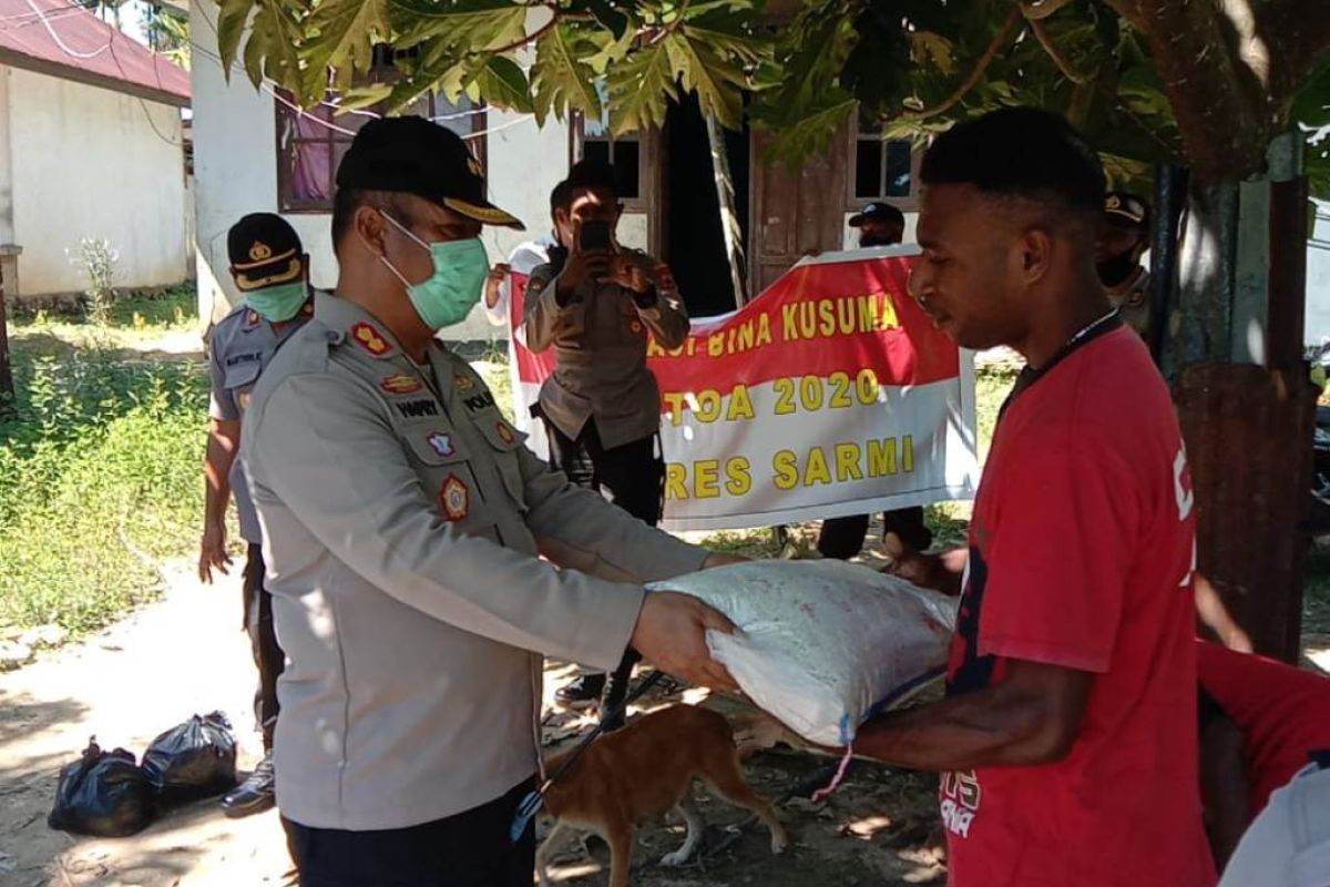 Kapolres Sarmi berikan sembako kepada warga dalam Operasi Binas Kusuma Matoa
