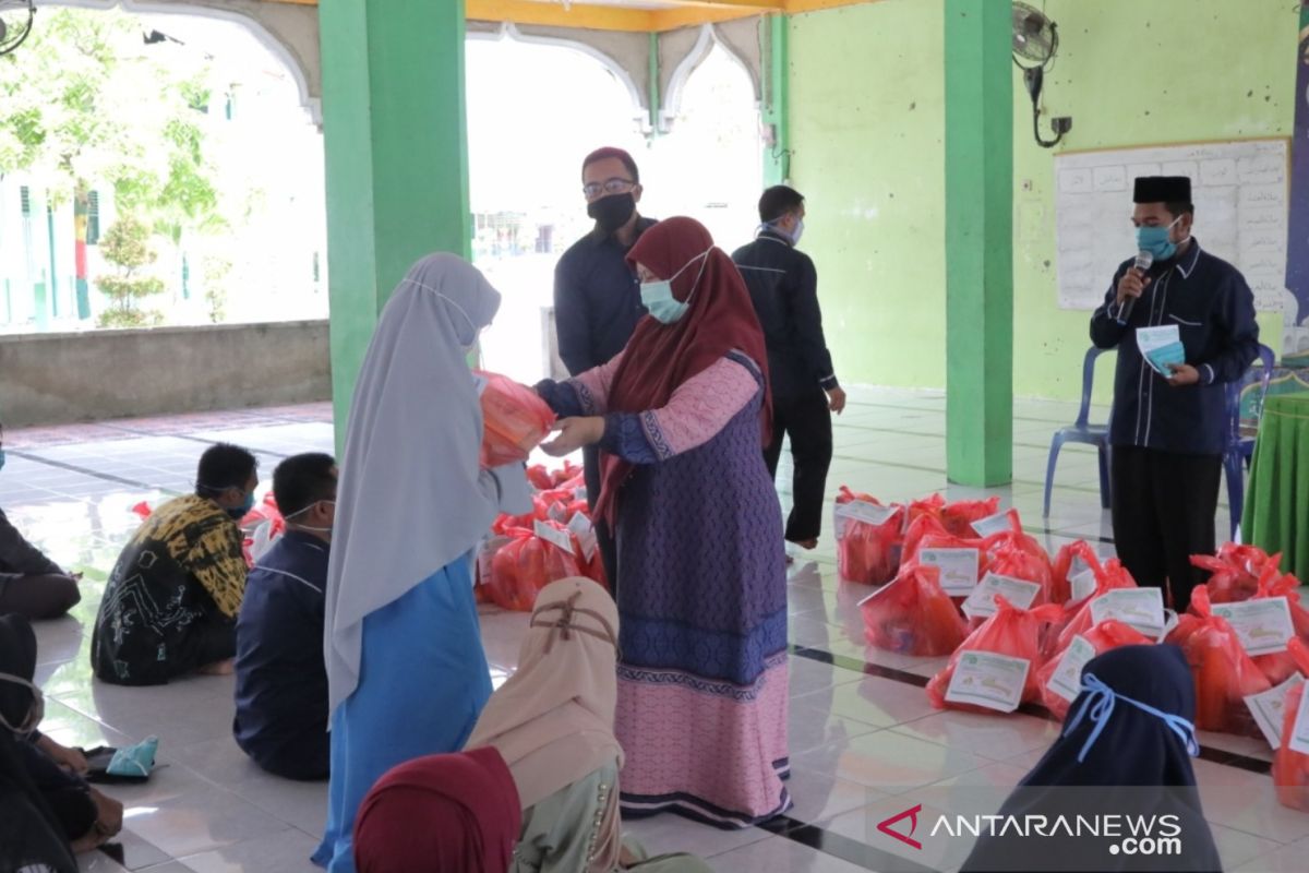 Pondok Pesantren Modern Darul Istiqamah Barabai berbagi paket lebaran