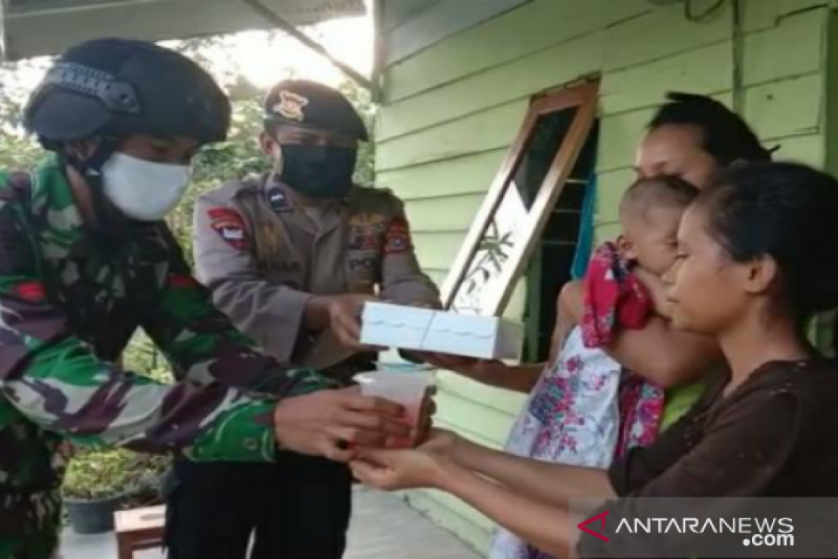 TNI-Polri di Kendari bersinergi bagikan ribuan makanan-takjil ke warga