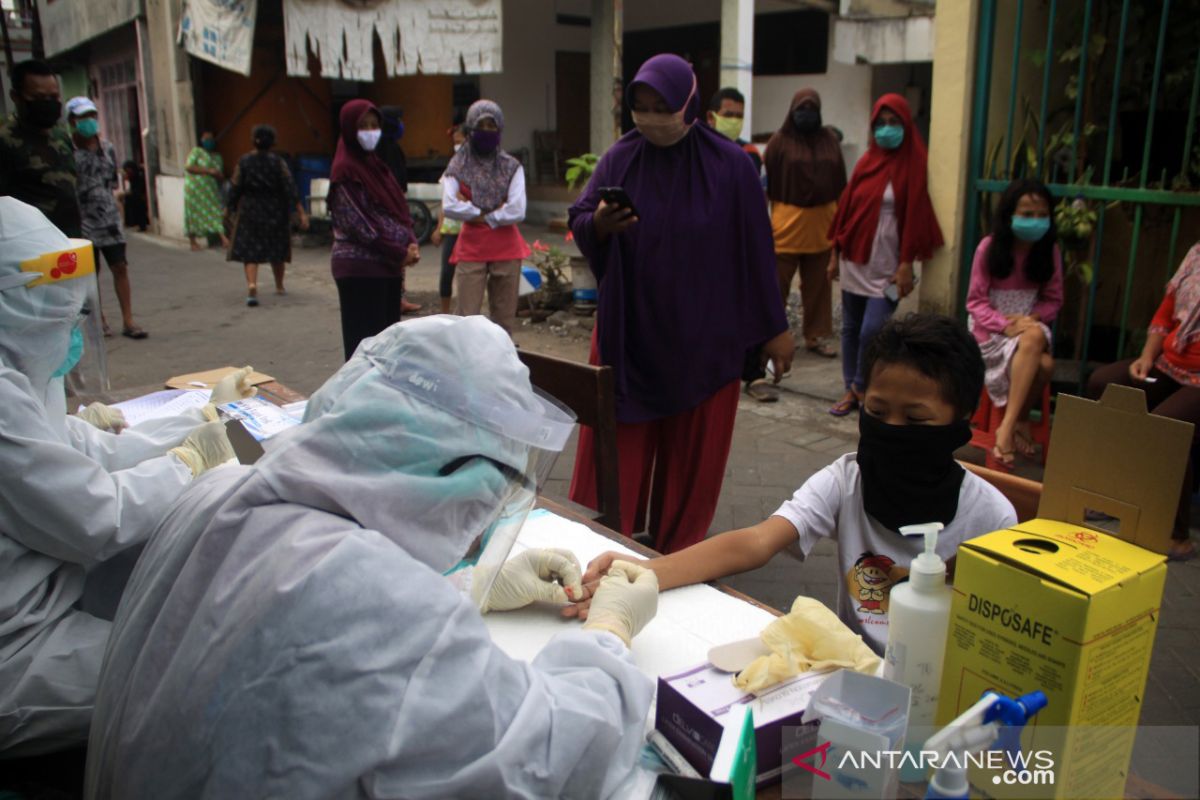 Buka peti jenazah COVID-19, puluhan orang di Waru Sidoarjo reaktif usai tes cepat