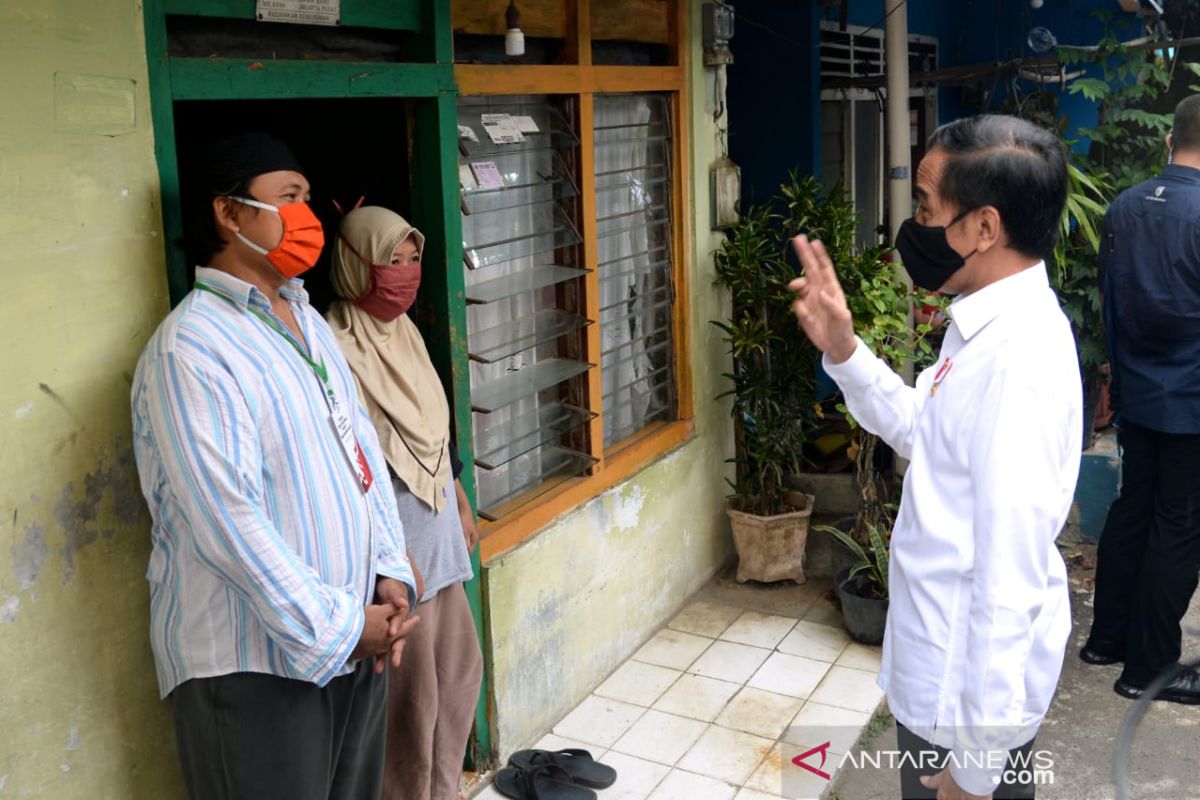 Presiden Joko Widodo  minta penyaluran bantuan sosial dipercepat