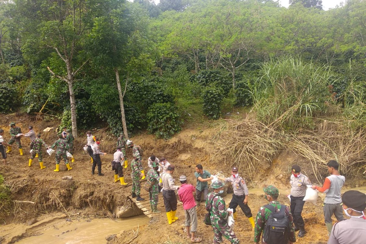 Terisolir pasca banjir, TNI Polri salurkan bantuan ke Dusun Bakongan Bener Meriah