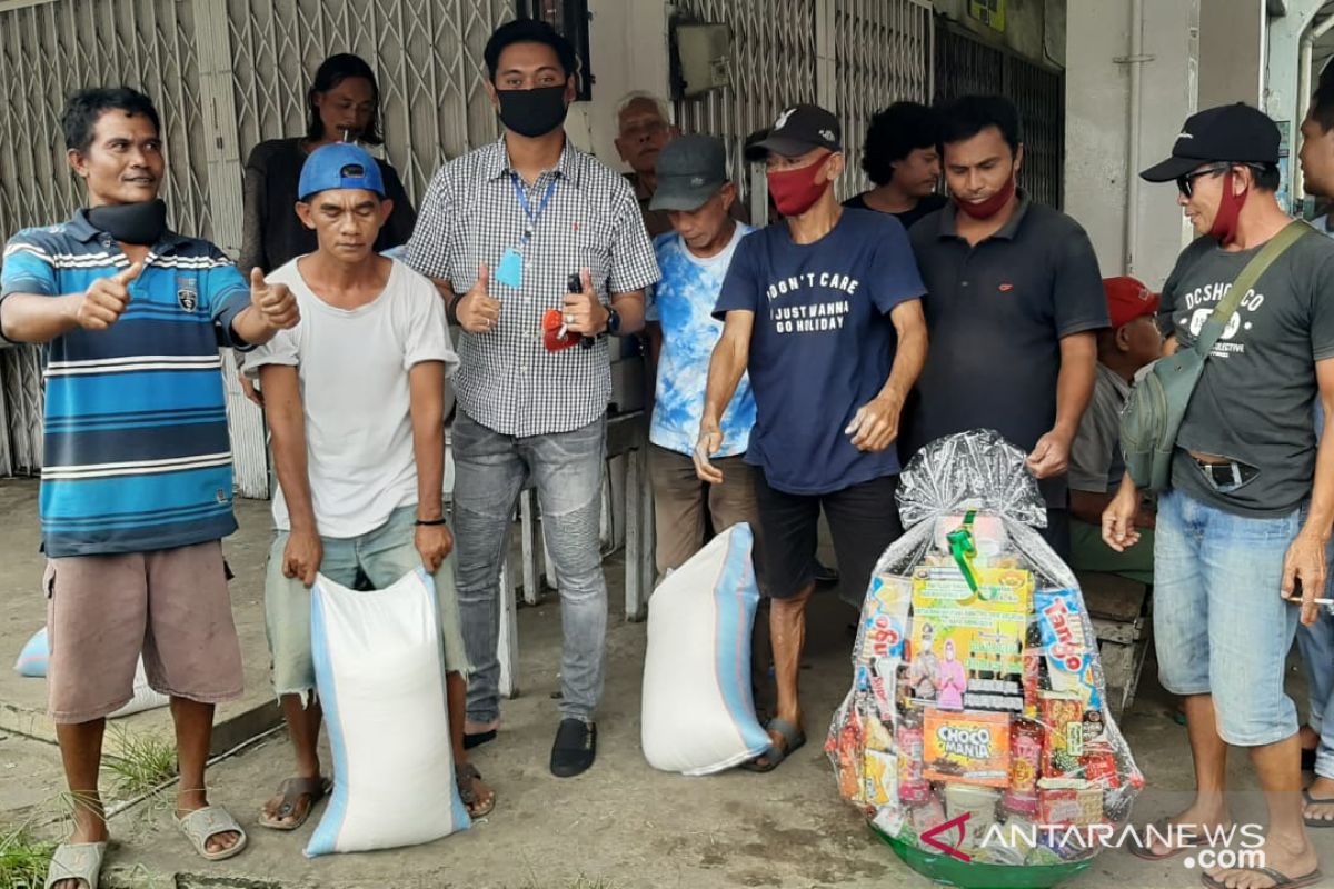 Tjhai Chui Mie salurkan bantuan sembako kepada guru honorer se-Kota Singkawang