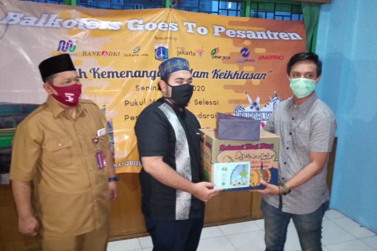 Yayasan Sa'addatuddarain-Wartawan DKI bantu guru honorer