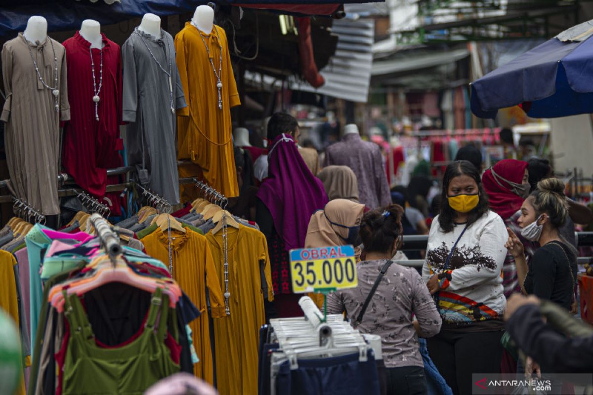 Warga Jakarta tetap padati Pasar Tanah Abang meski PSBB