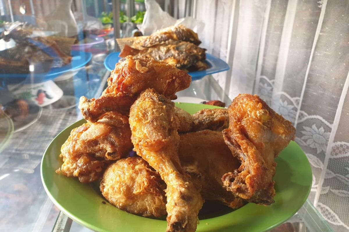 Harga daging ayam di Palembang terus bergerak naik