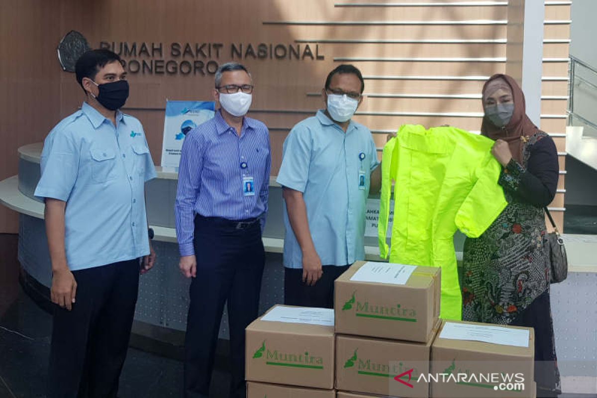 Perusahaan kosmetika  bantu APD tahan air sebagai alternatif hazmat