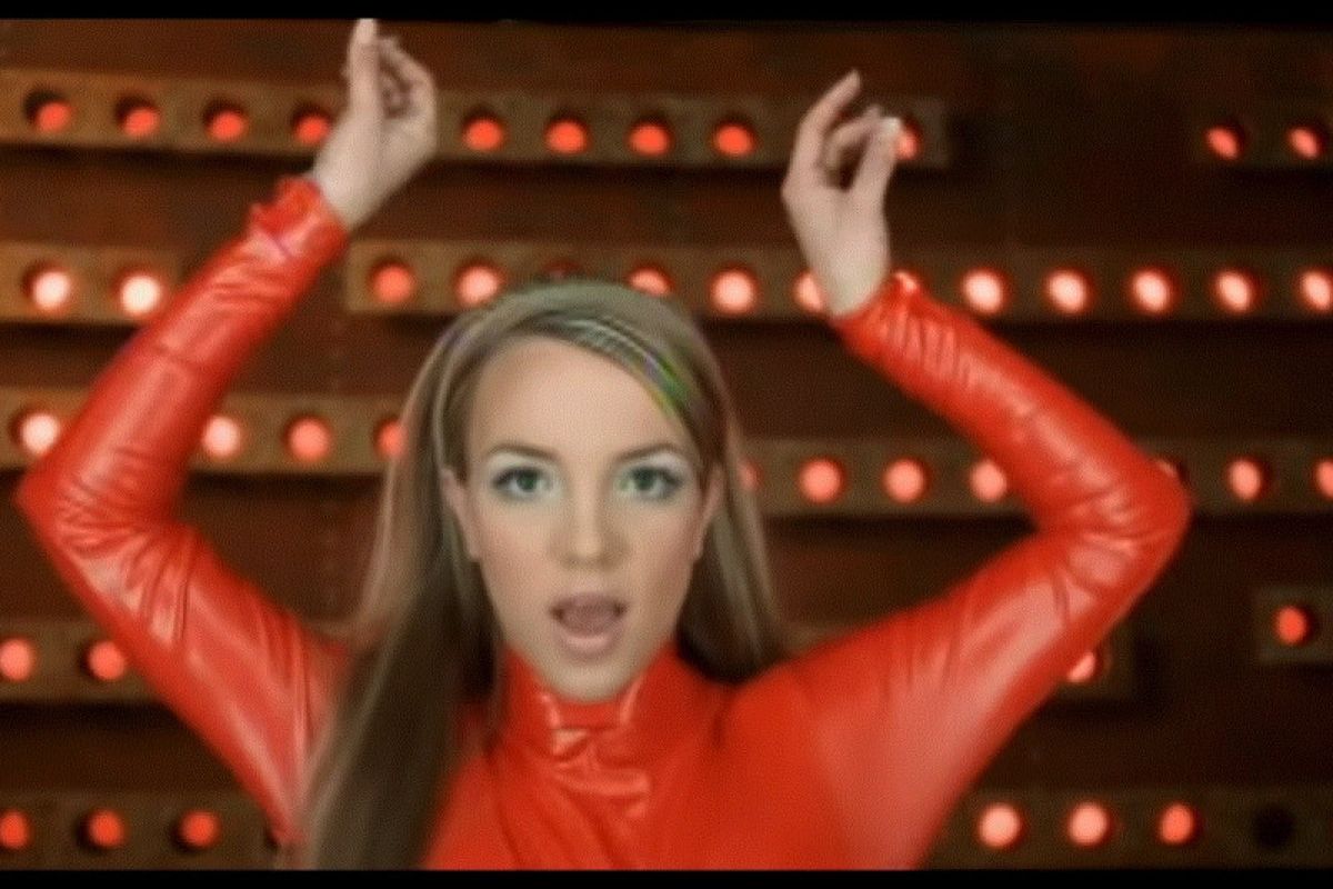 Makna baju merah Britney Spears pada 