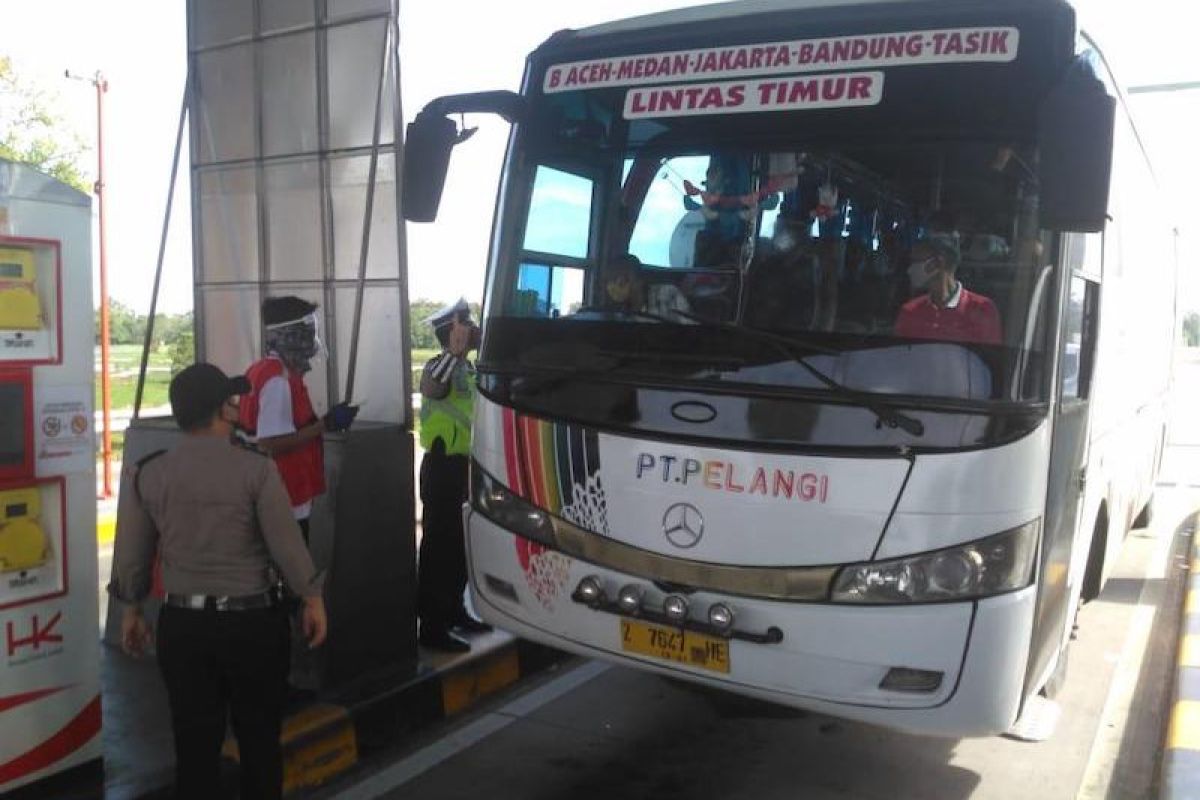 Bus Pelangi asal Medan 'putar balik' di gerbang Tol Kayuagung, nekat bawa penumpang mudik ke Jawa