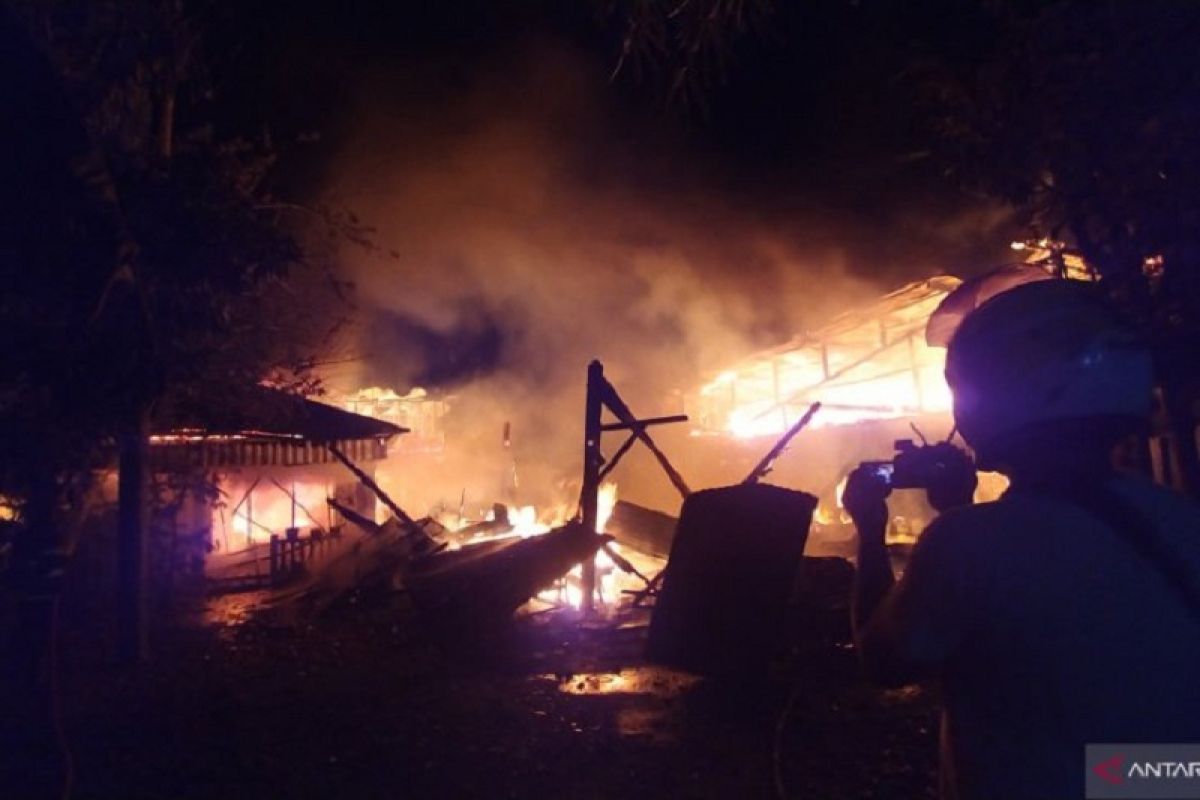 Ditinggal penghuni, empat rumah di Padang dilalap si jago merah