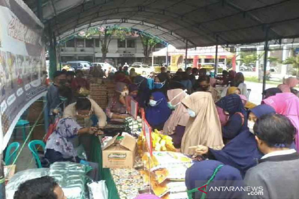 Warga Sulteng antre beli gula dan beras di pasar murah Idul Fitri