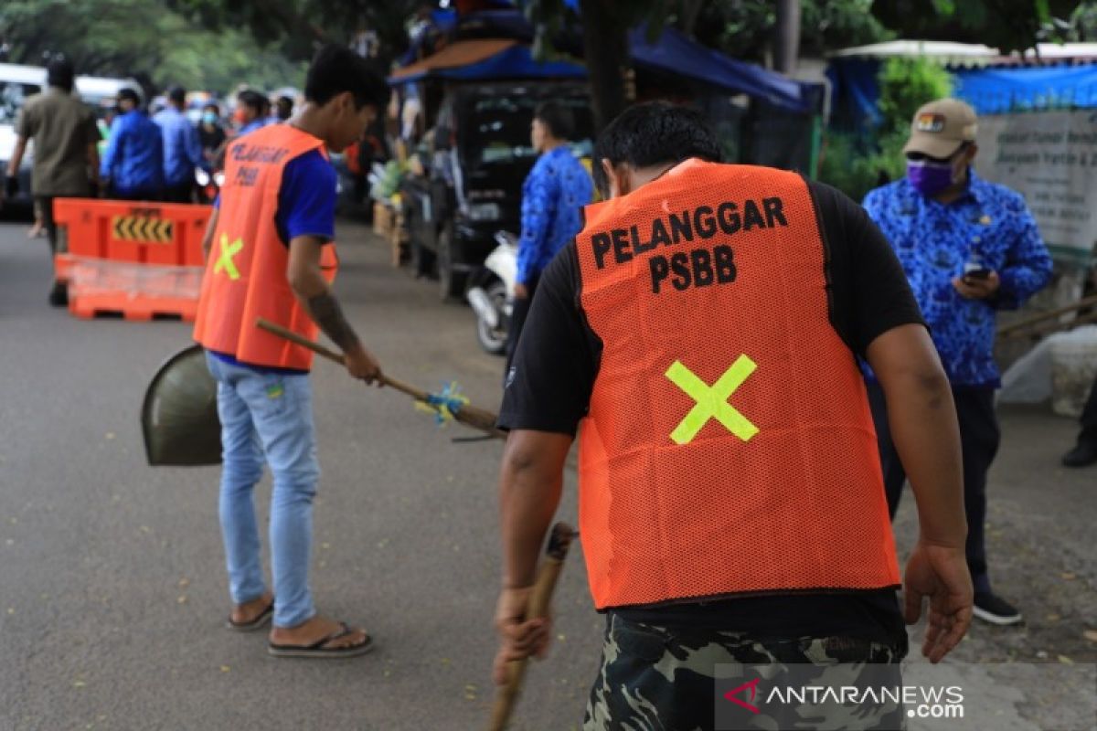 Jangan coba-coba tak pakai masker, hukuman menyapu jalan bakal menanti