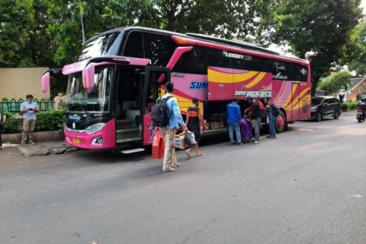 Tanpa surat sehat, 26 kuli bangunan diturunkan dari bus