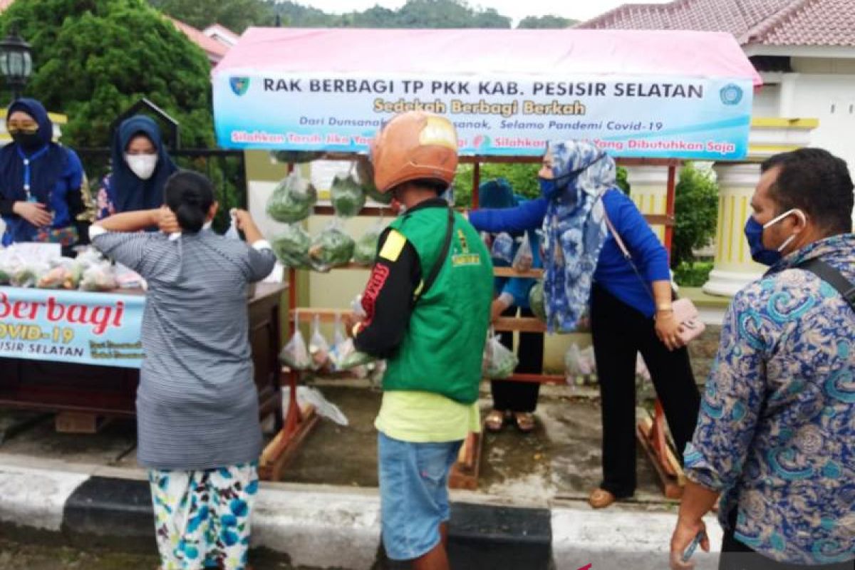 "Rak berbagi" gagasan Lisda Hendrajoni diserbu emak-emak