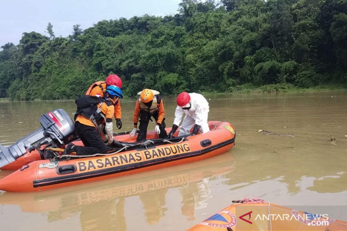 Tim SAR masih mencari korban hanyut di Sungai Cisadea Cianjur