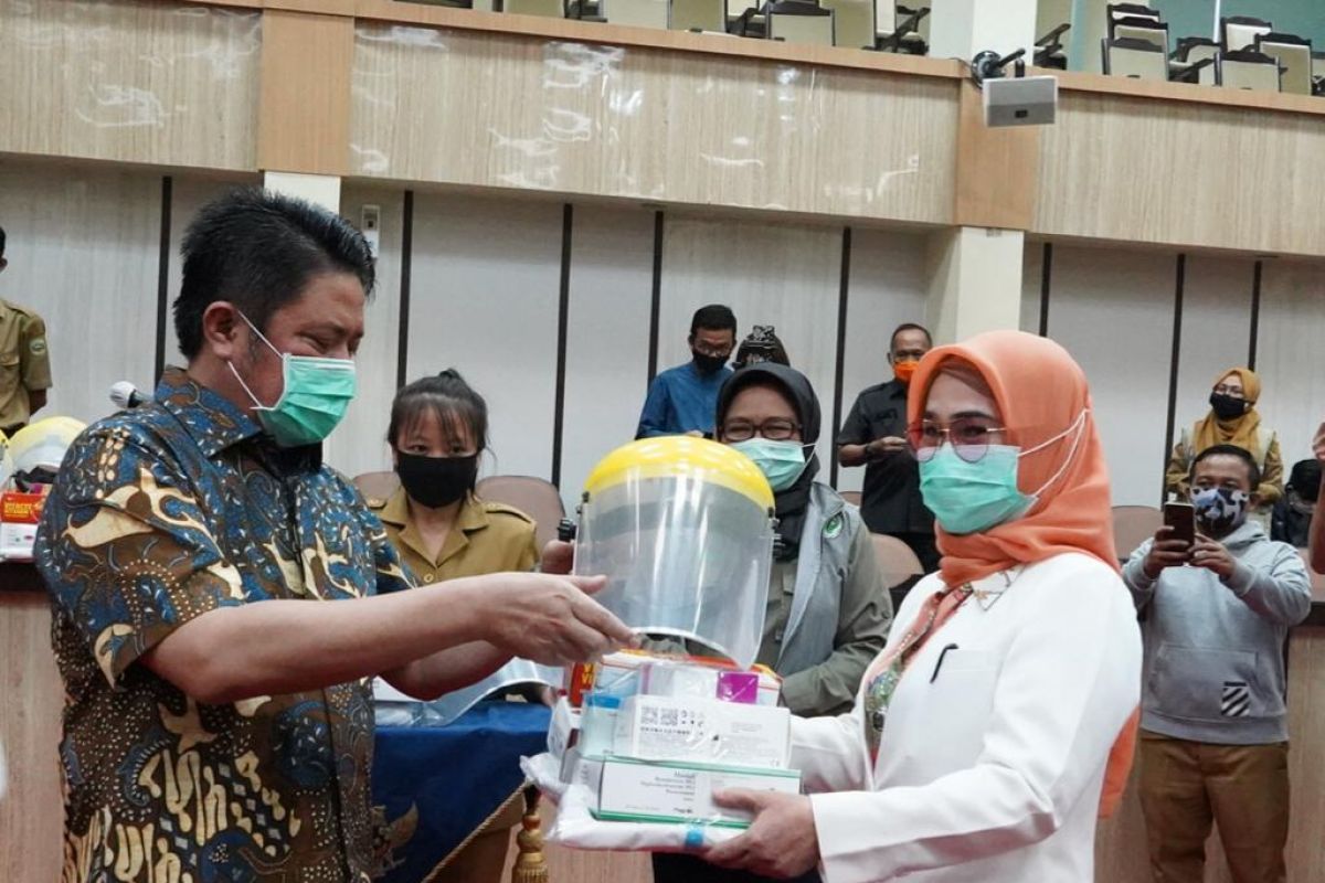 Gubernur Sumsel serahkan logistik penanganan COVID-19 kepada tim medis kabupaten