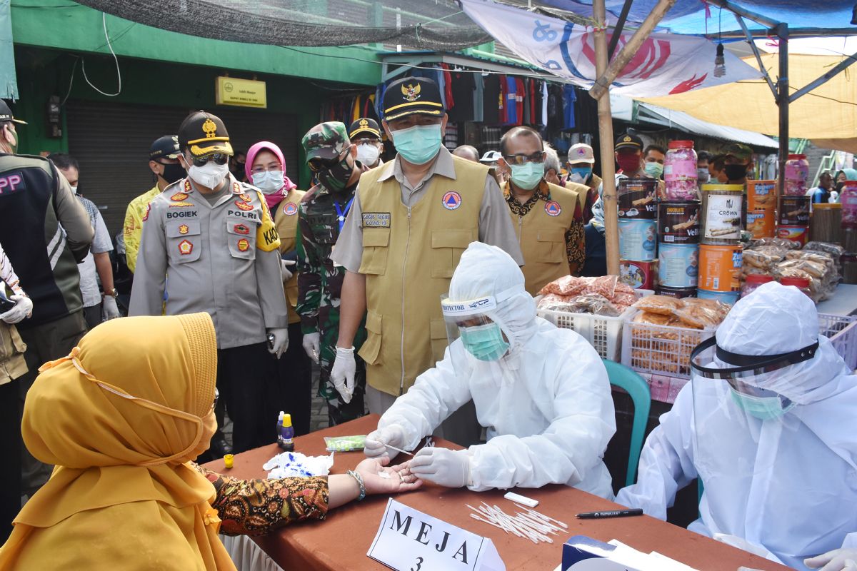 Enam orang reaktif saat tes cepat di Pasar Kemlagi Mojokerto