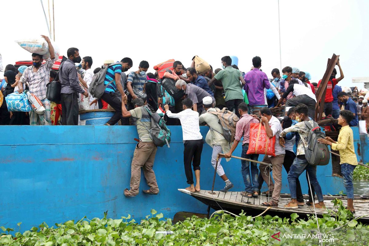Kapal feri Bangladesh tenggelam, 5 tewas, puluhan hilang