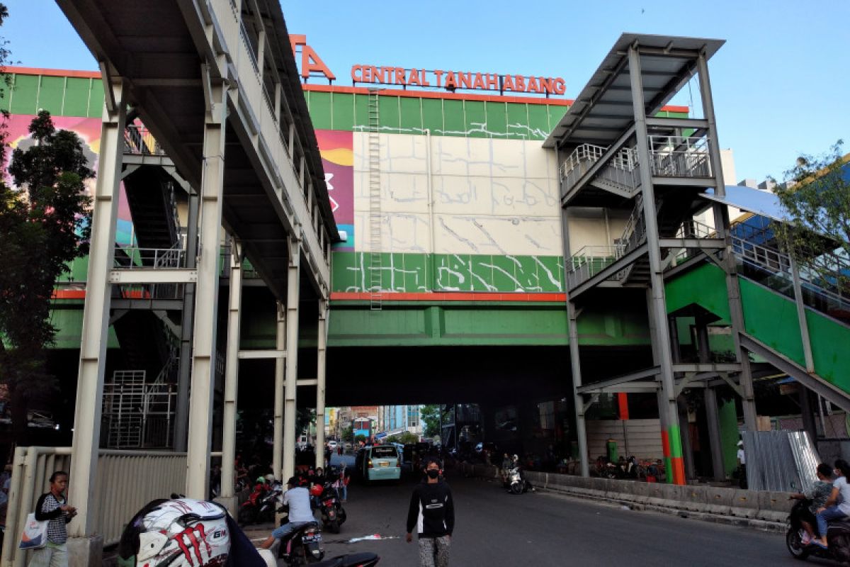 Pedagang masih berjualan di trotoar Pasar Tanah Abang