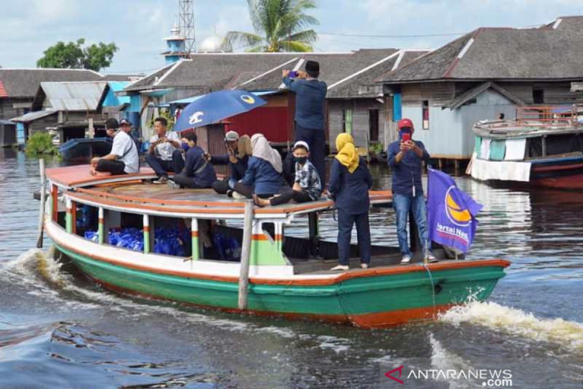 Video - Partai Nasdem HSS bagikan paket sembako 