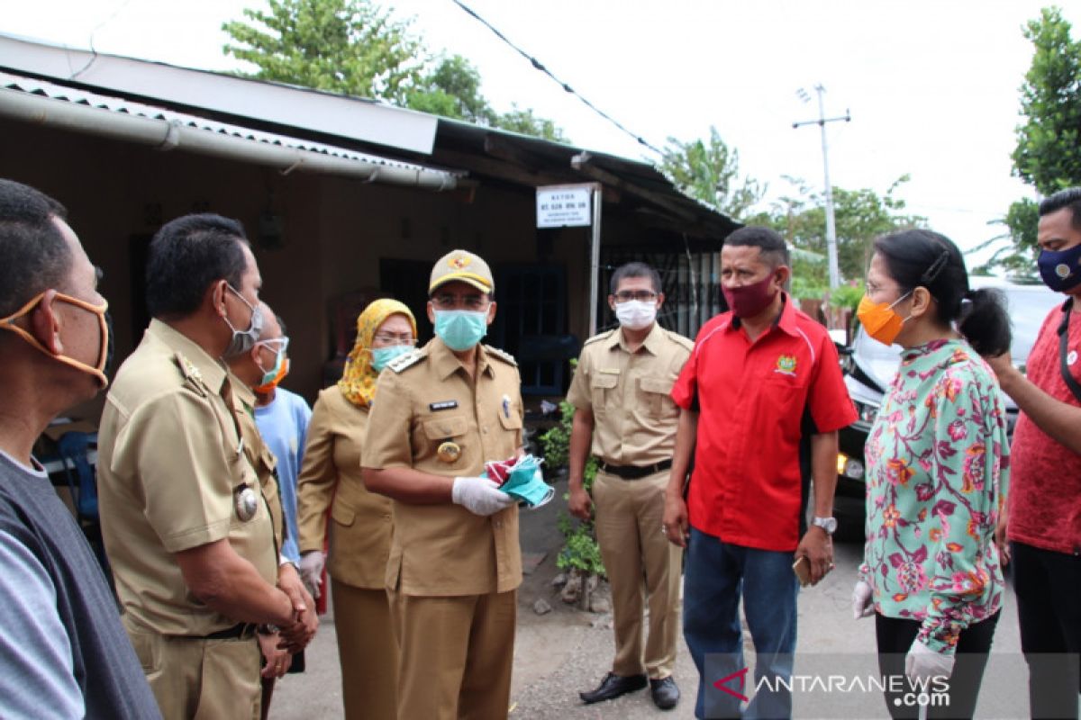 Pemkot Kupang lakukan penyemprotan disinfektan di rumah warga