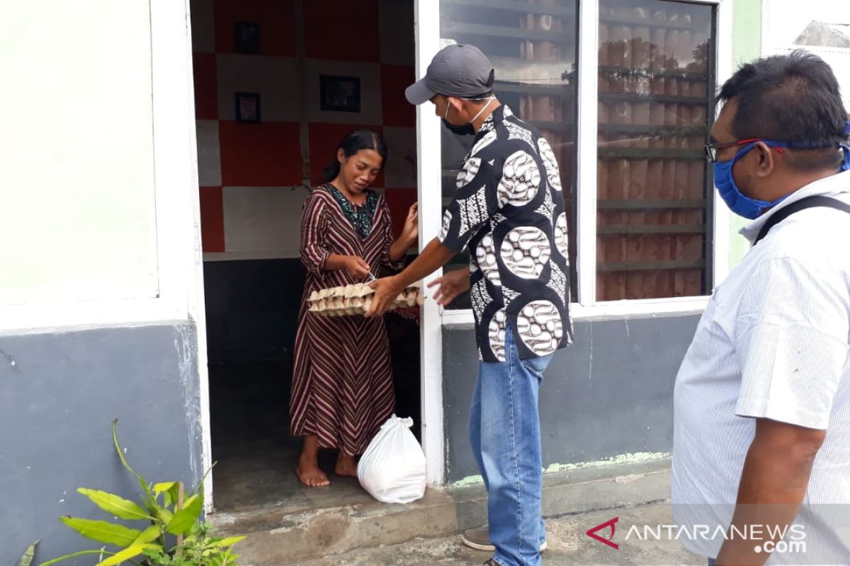 Wartawan Rejang Lebong bagikan sembako untuk warga terdampak COVID-19